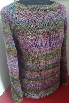 Ręcznie robiony kolorowy sweterek
