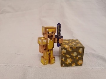 Figurka Steve w złotej zbroi Minecraft