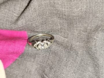 Srebrny pierścionek z kryształkami swarovskiego 