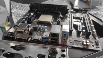 Płyta główna MSI, procesor AMD, pamięć 4GB