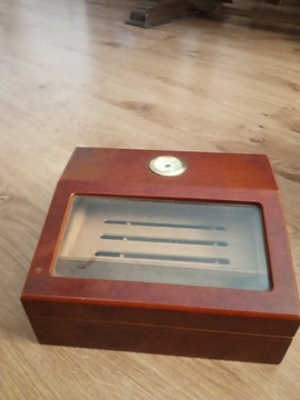 Humidor z Hygrometrem .