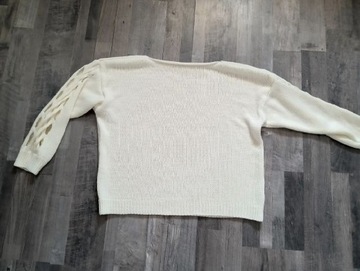 Sweter z dziurami na rękawach 