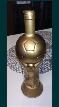 Nieotwierana butelka z zawartością World Cup 1990.