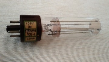 Stary element elektroniczny w obudowie lampy