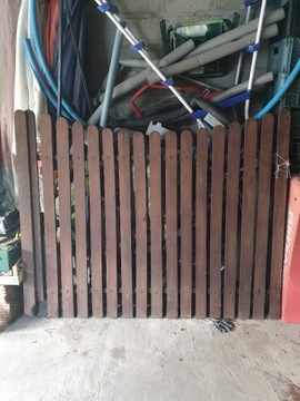 Drewniana brama wjazdowa dwuskrzydłowa z furtką