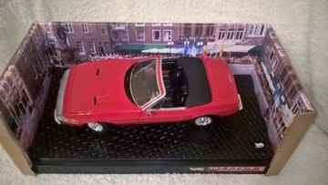 Ferrari 365 GTS/4 Daytona - 1/18 - Hot Wheels