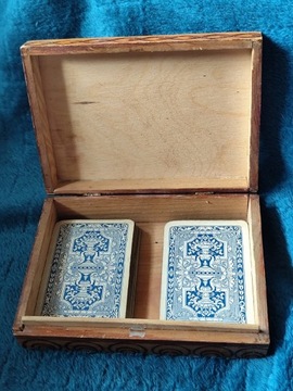 Drewniane pudełko z talia starych kart 