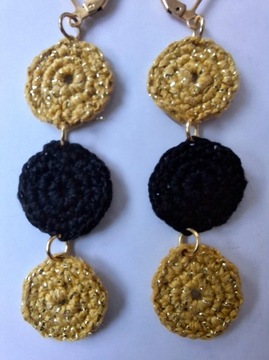 Kolczyki szydełkowe w kolorze złoto- czarnym.