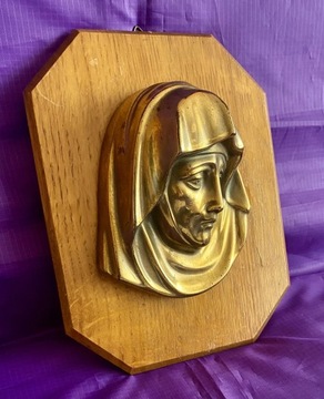 płaskorzeźba Matki Boskiej na drewnianej podstawie