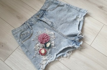 Szorty jeansowe z aplikacją kwiatową 