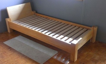 Mocne łóżko z drewna olchowego - hotelowe + stelaż
