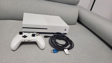 Xbox One S 500GB + oryginalny Pad+ okablowanie. Oryginalna plomba