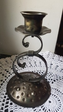 Kręcony metalowy świecznik
