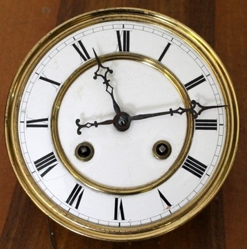 Mechanizm zegara wiszącego z tarczą o śr. 14,5 cm.