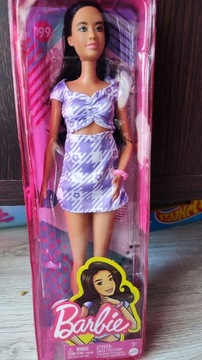 Lalka Barbie fioletowy kostium HJR98