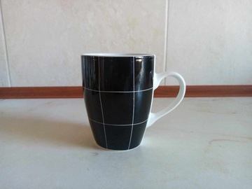 Kubek porcelanowy czarny w białą kratkę 300 ml