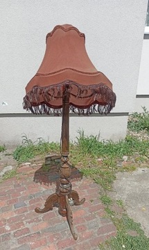 Stara drewniana lampa podłogowa, rzeźbiona