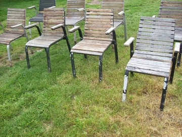 Krzesło metalowe szare z deseczkami drewnianymi