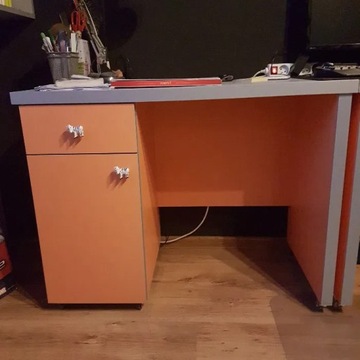 Solidne biurko szaro-pomarańczowe na kółkach