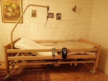 Łóżko rehabilitacyjne ze stolikiem i materacami