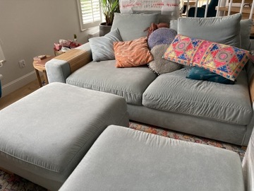 Sofa plus dwie pufy.