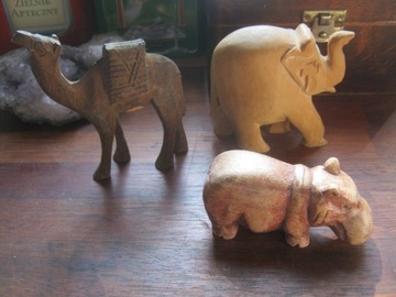 Figurki zwierząt z drewna egzotycznego