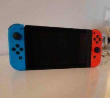 Konsola Nintendo Switch + pokrowiec