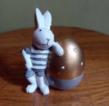 Ceramiczna figurka zajacek obok jajka8.5/6*4.5