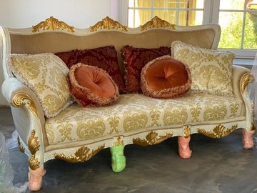 Nowa sofa antyczna jasno-złota trzyosobowa antyk