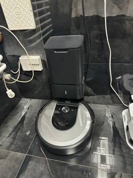 Robot sprzątający iRobot Roomba i7+ Stacja oczyszczająca/ dokująca