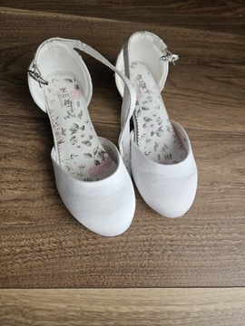 Buty satynowe białe dla dziewczynki 32