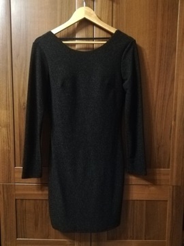 Czarna sukienka z odkrytymi plecami 