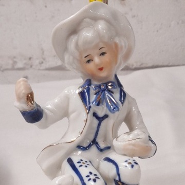 Porcelanowa figurka siedzącego chłopca, duża