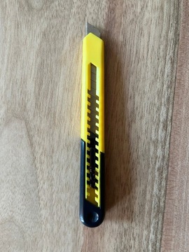 Nóż segmentowy 9 mm + ostrza 18 mm