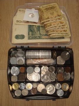 Stare monety w pudełku piękna , banknoty 