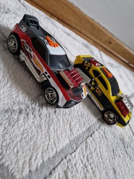 2 duże samochody HOT WHEELS dźwięk/ muzyka 