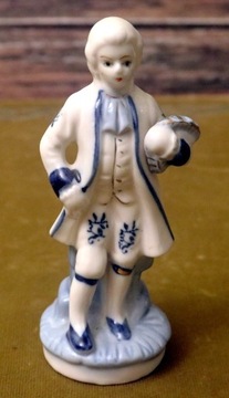 Porcelanowy młodzieniec figurka malowana kobaltem 