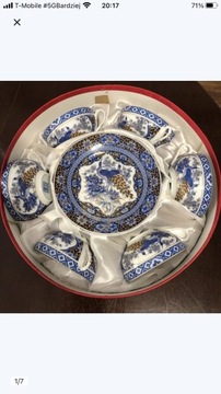 Piękny porcelanowy zestaw filiżanek z talerzykami
