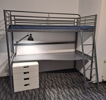 łóżko piętrowe Ikea Svarta z blatem i materacem