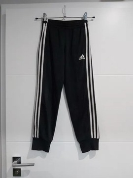 Adidas spodnie dresowe śliskie 134 cm.