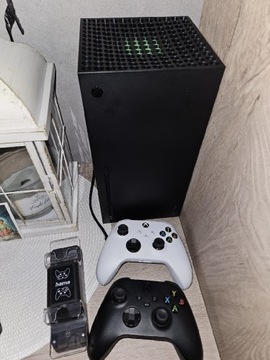 Konsola Xbox series x + 2 pady I ładowarka 