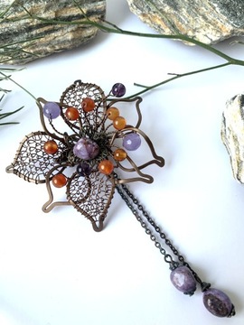 Miedziana broszka w kształcie kwiatu z kamieniami