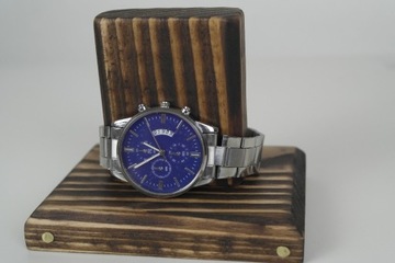 Drewniany stojak na zegarek