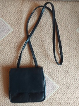 Mała torebka saszetka czarna crossbody skórzana