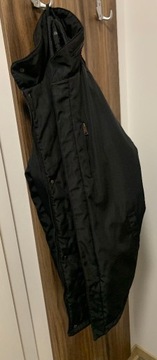Ponadczasowa, stylowa kurtka męska koloru czarnego