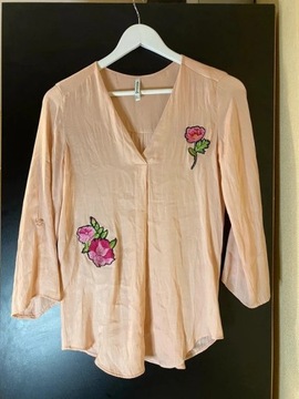 Pudrowo różowa koszula bluzka kwiaty śliska zwiewn
