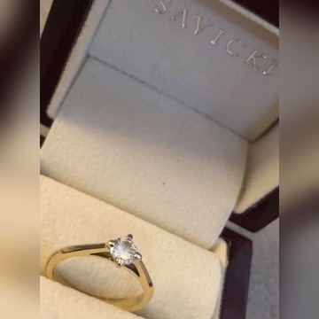 Złoty pierścionek z naturalnym diamentem Savicki