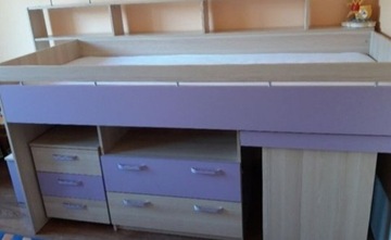 Łóżko piętrowe z biurkiem i szafka 