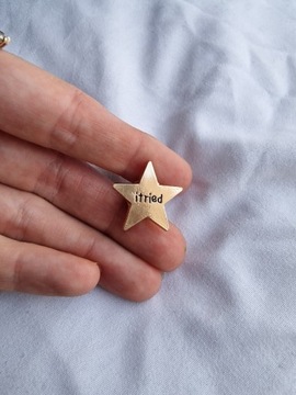Przypinka pin pins wpinka broszka złota gwiazda 