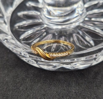 Subtelny złoty pierścionek z cyrkoniami 1,14g P333